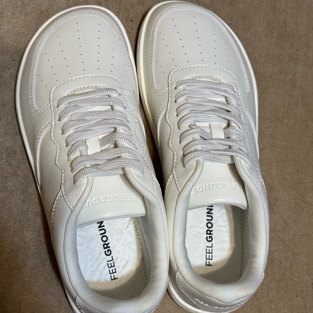 Sleek White Men's Sneakers - Picture 5 of 7